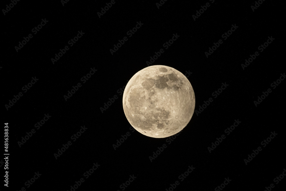 Obraz premium Full supermoon on April 26, 2021