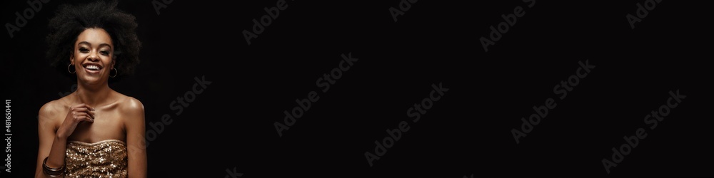 Φωτογραφία Happy african american woman in party dress laughing at camera