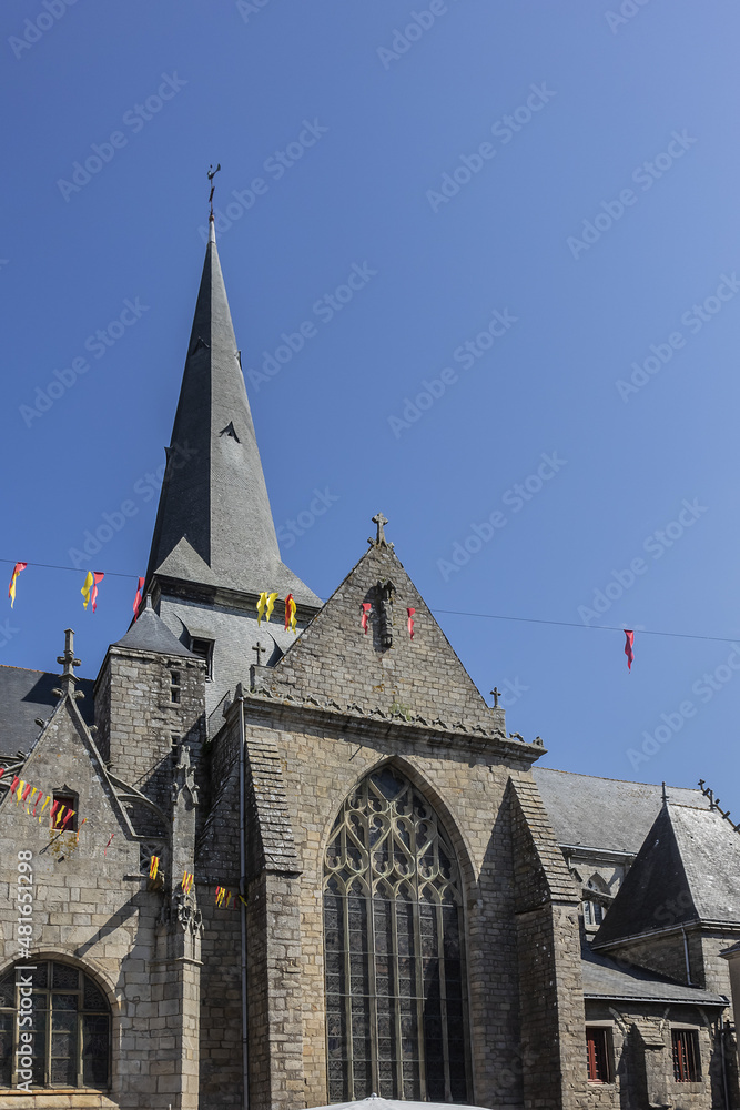 Obraz premium Collegiate Church Saint-Aubin at Psalette square in medieval town of Guerande. Current architecture of Saint-Aubin Church dates from XV - XVI century. Guerande, Loire-Atlantique, Western France.