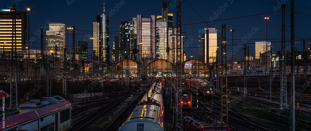 Obraz premium frankfurt main,germany central station and skyscrapers at night