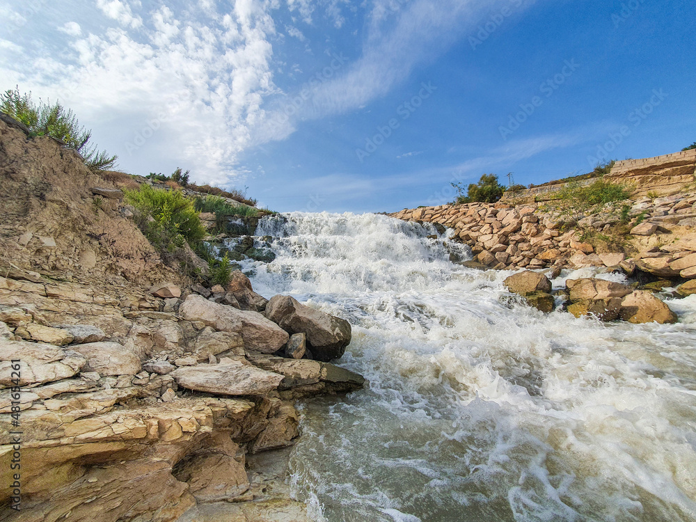 Naklejka premium Vega Baja del Segura - Embalse de la Pedrera un lago azul turquesa. 