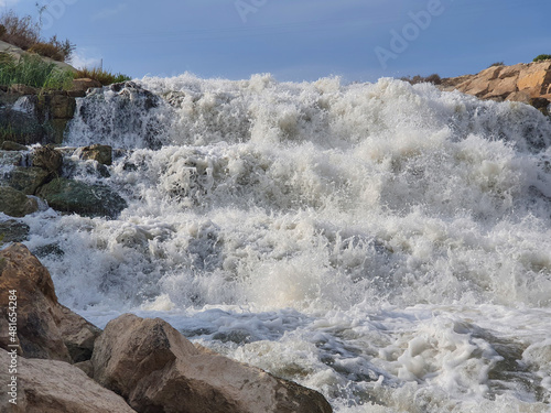 Vega Baja del Segura - Embalse de la Pedrera un lago azul turquesa.