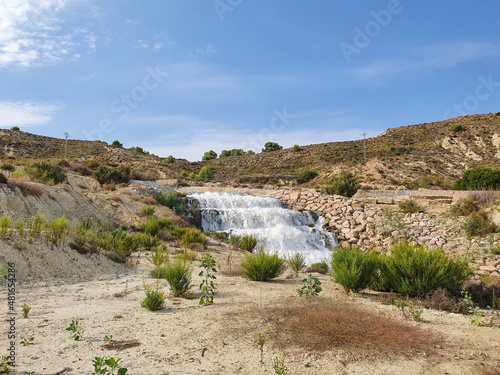 Vega Baja del Segura - Embalse de la Pedrera un lago azul turquesa. 
