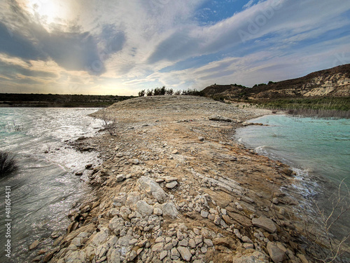 Vega Baja del Segura - Embalse de la Pedrera un lago azul turquesa. 