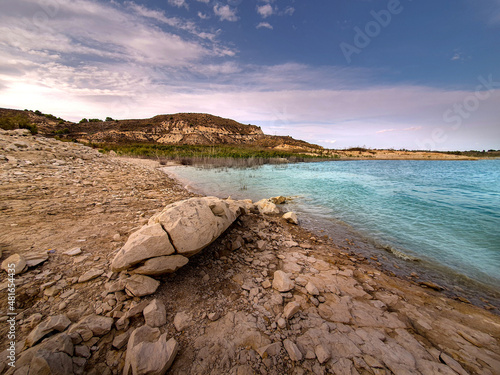 Vega Baja del Segura - Embalse de la Pedrera un lago azul turquesa. 