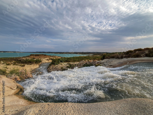Vega Baja del Segura - Embalse de la Pedrera un lago azul turquesa. 