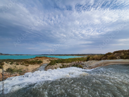 Vega Baja del Segura - Embalse de la Pedrera un lago azul turquesa. 