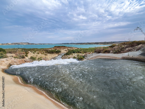 Vega Baja del Segura - Embalse de la Pedrera un lago azul turquesa. 