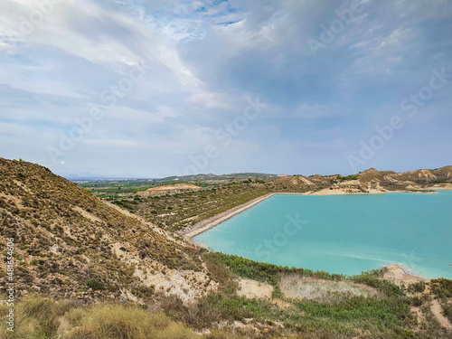 Vega Baja del Segura - Embalse de la Pedrera un lago azul turquesa. 