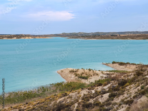 Vega Baja del Segura - Embalse de la Pedrera un lago azul turquesa. 