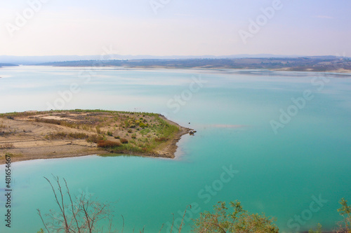 Vega Baja del Segura - Embalse de la Pedrera un lago azul turquesa. 