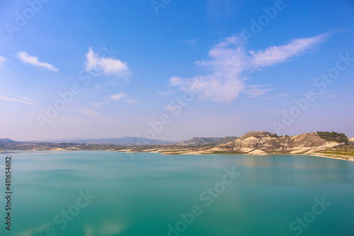 Vega Baja del Segura - Embalse de la Pedrera un lago azul turquesa. 