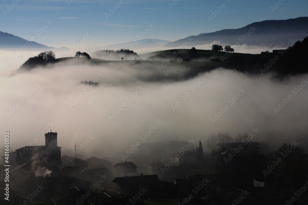Foto del pueblo Beruete al amanecer con la bruma matinal sobre los prados y un cielo azul.