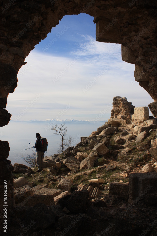 Montañero en ruinas templarías del monasterio de Santa María de Toloño