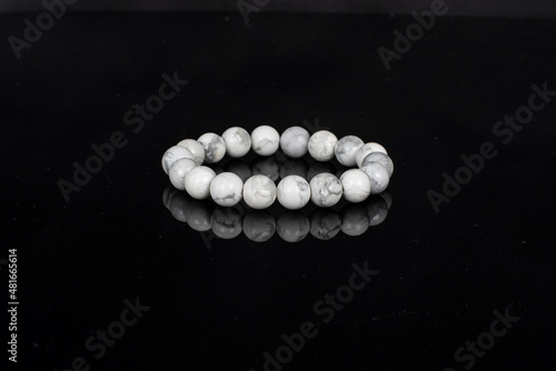 Obraz na płótnie Marine woman's bracelets made of natural stones. w salonie