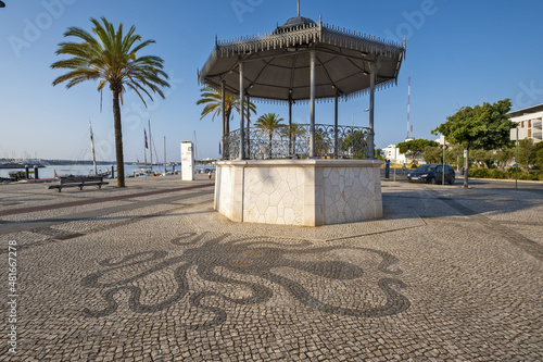 Fotografie bandstand and traditional pavement in Portimao, algarve, portugal