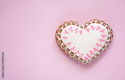 gingerbread heart on pink background, valentine's day, concept - love and romance, free copy space, wedding and marriage