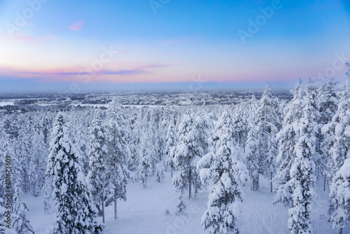 Foto Winter sunset view over Rovaniemi city, Lapland, Finland