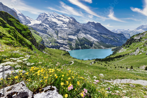 Ein traumhafter Ausblick auf den Öschinensee in der Schweiz an einem schönen Sommertag.