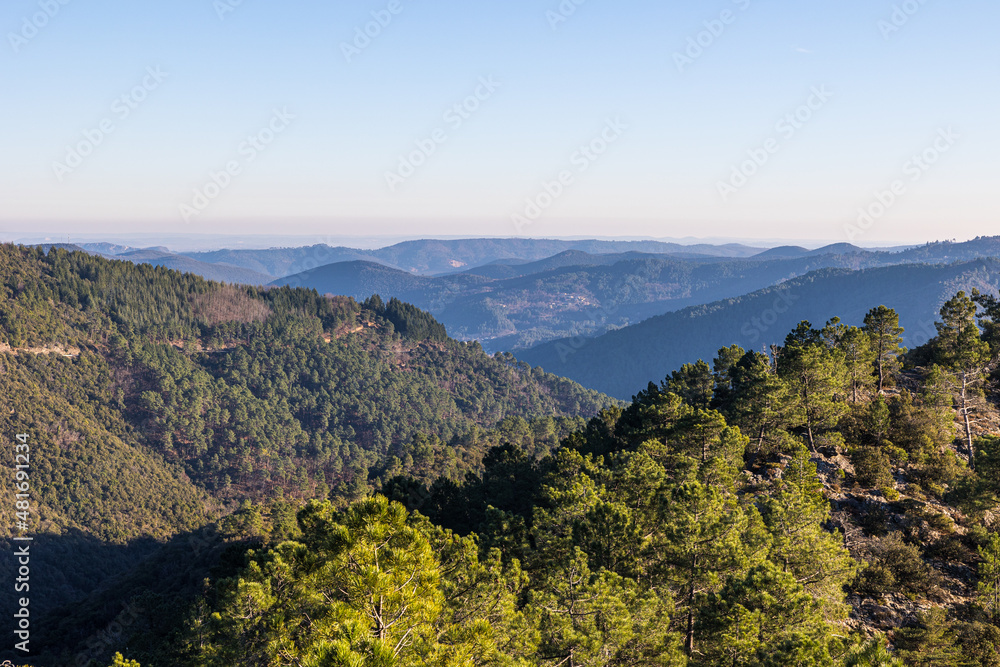 Fototapeta premium Vue sur les montagnes des Cévennes depuis le Signal Saint-Pierre (Occitanie, France)