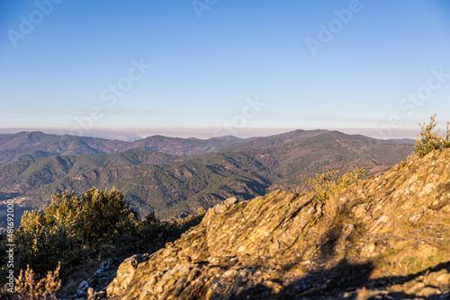 Vue sur les montagnes des Cévennes depuis le Signal Saint-Pierre (Occitanie, France) © Ldgfr Photos