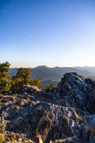 Vue sur les montagnes des Cévennes depuis le Signal Saint-Pierre (Occitanie, France) © Ldgfr Photos