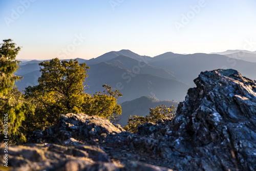 Vue sur les montagnes des Cévennes depuis le Signal Saint-Pierre (Occitanie, France)