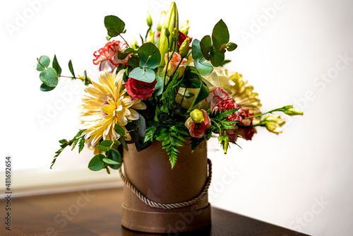 Flowerbox - kolorowe kwiaty mieszane w pudełku, nowoczesne i eleganckie pudełko pełne kolorowych kwiatów ciętych. Elegancki prezent urodzinowy.