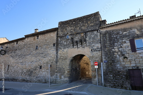 Porte de ville et anciens remparts, village de Saint Paul Trois Chateaux, département de la Drôme, France photo