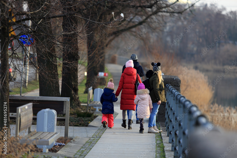 Ludzie, rodzina spaceruje w parku nad rzeką Odrą. - obrazy, fototapety, plakaty 