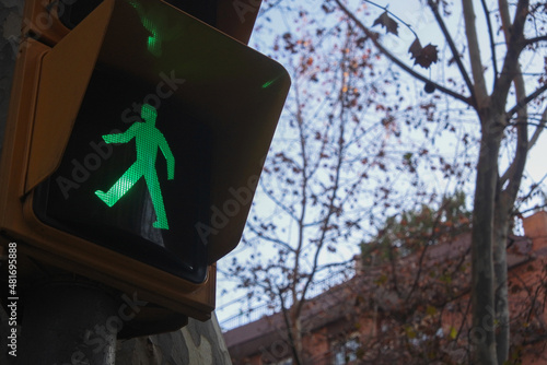 Semáforo de peatones en verde
