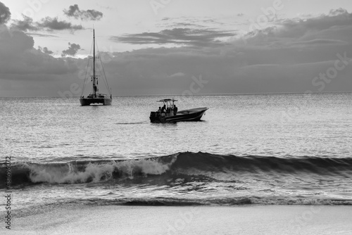 Catamaran et voilier en Guadeloupe photo noir et blanc photo