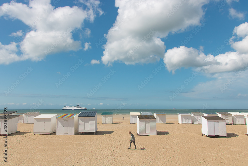 plage de Calais sur la côte d'opale au bord de la Manche avec des cabines de plage blanches et un ferry partant pour l'Angleterre