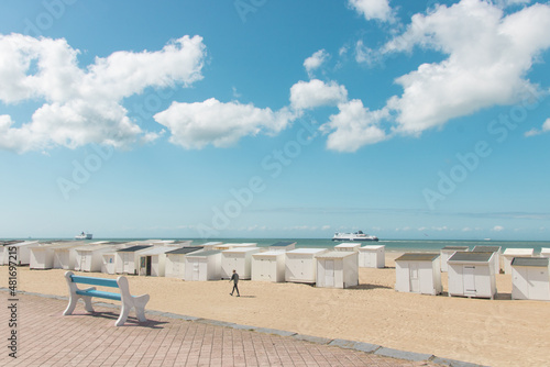 plage de Calais sur la côte d'opale au bord de la Manche avec des cabines de plage blanches et un ferry partant pour l'Angleterre © jef 77