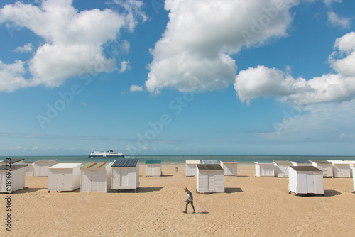 plage de Calais sur la c  te d opale au bord de la Manche avec des cabines de plage blanches et un ferry partant pour l Angleterre