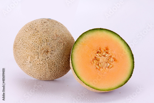 Fotografia de melón partido a la mitad sobre fondo blanco photo