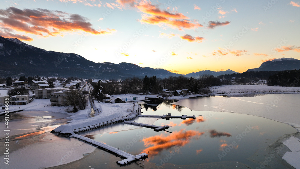 Wunderschöne Aufnahmen des zugefrorenen Faaker Sees + Insel in Österreich / Kärnten bei Sonnenuntergang - beautiful photograph of a frozen lake in Carinthia - Austria at sunset  -dji mavic 3 cine  4k 