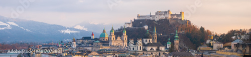 Salzburg und seine Altstadt im Winter zu Sonnenuntergang