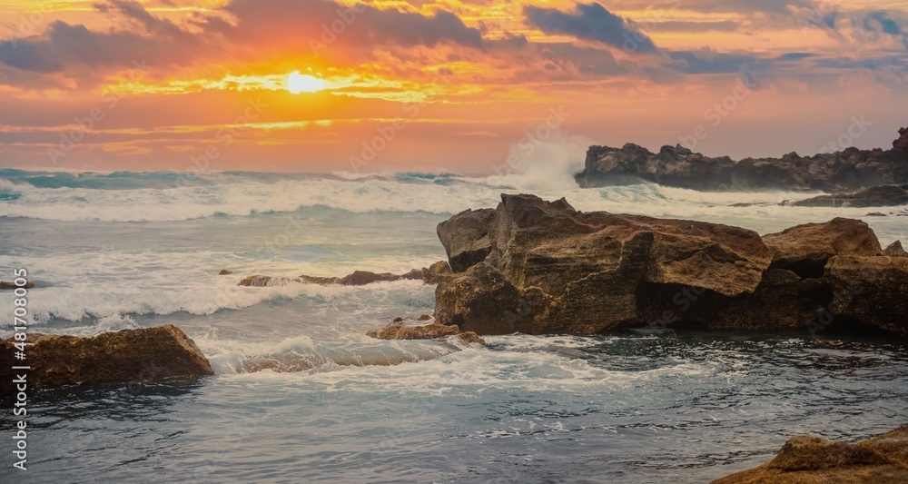 die Liebe zum Meer -sSonnenuntergang  im Atlantik auf Lanzarote vor der Vulkankulisse