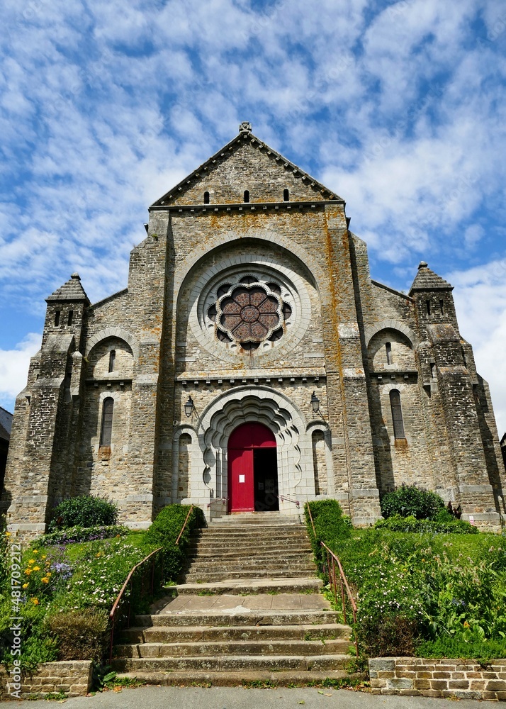 Façade de l’église Saint-Aubin de Saint-Aubin-du-Cormier