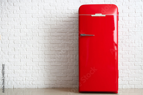 Canvastavla Red fridge near white brick wall