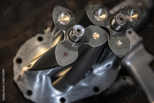 Foto Internals taken out from an internal combustion engine supercharger in a workshop