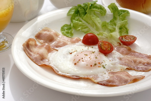 ベーコンエッグの朝食