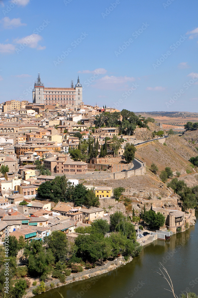 Río Tajo y  ciudad de Toledo con el edificio del Alcázar, visto desde el mirador del Valle, en la región de Castilla - La Mancha, España