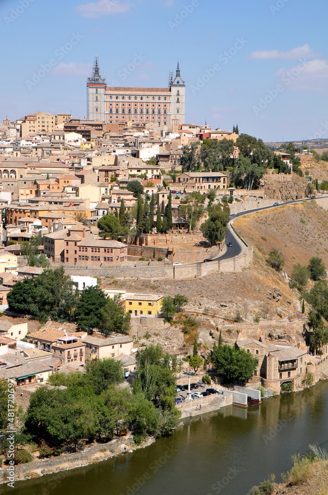 Río Tajo y vista de la ciudad y del Alcázar de Toledo, en la región de Castilla - La Mancha, España