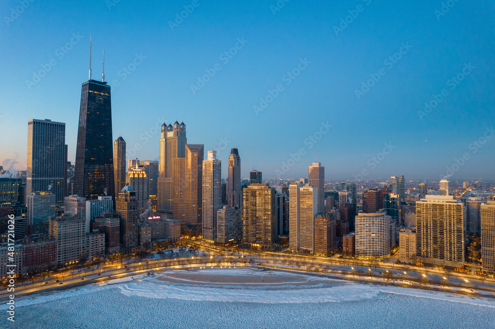 Obraz premium Chicago Winter Aerial View - Frozen Oak Street Beach at Dawn - John Handcock Building