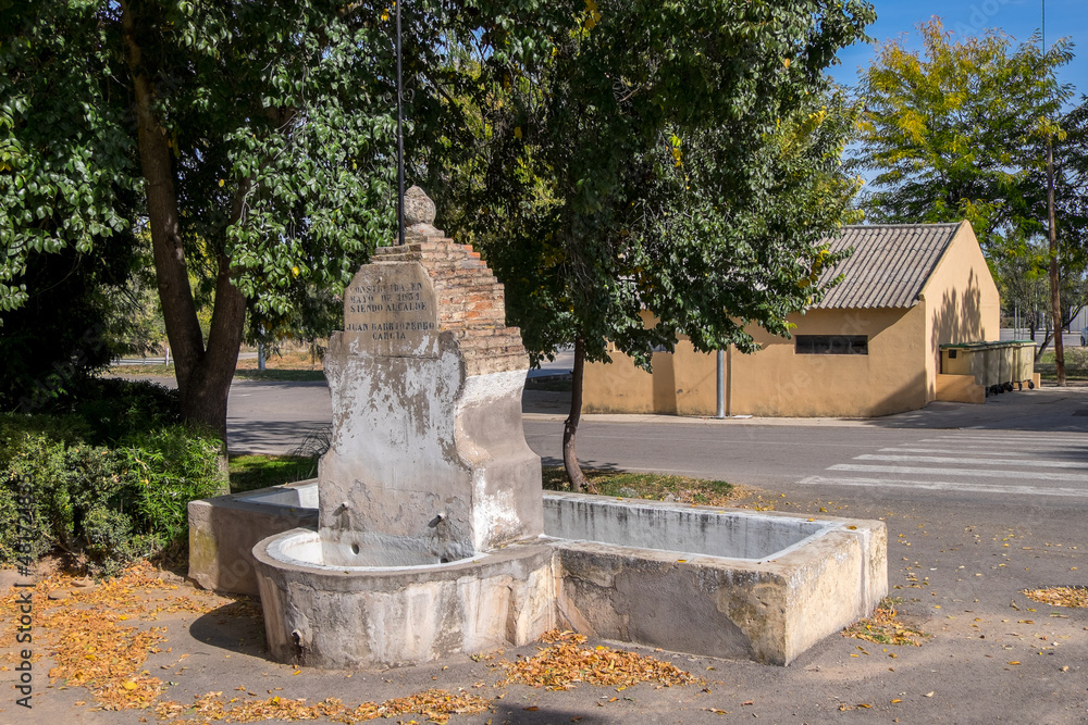 Fuente de agua y abrevadero en la carretera del pueblo de Torre Burgo en la provincia de Guadalajara, España