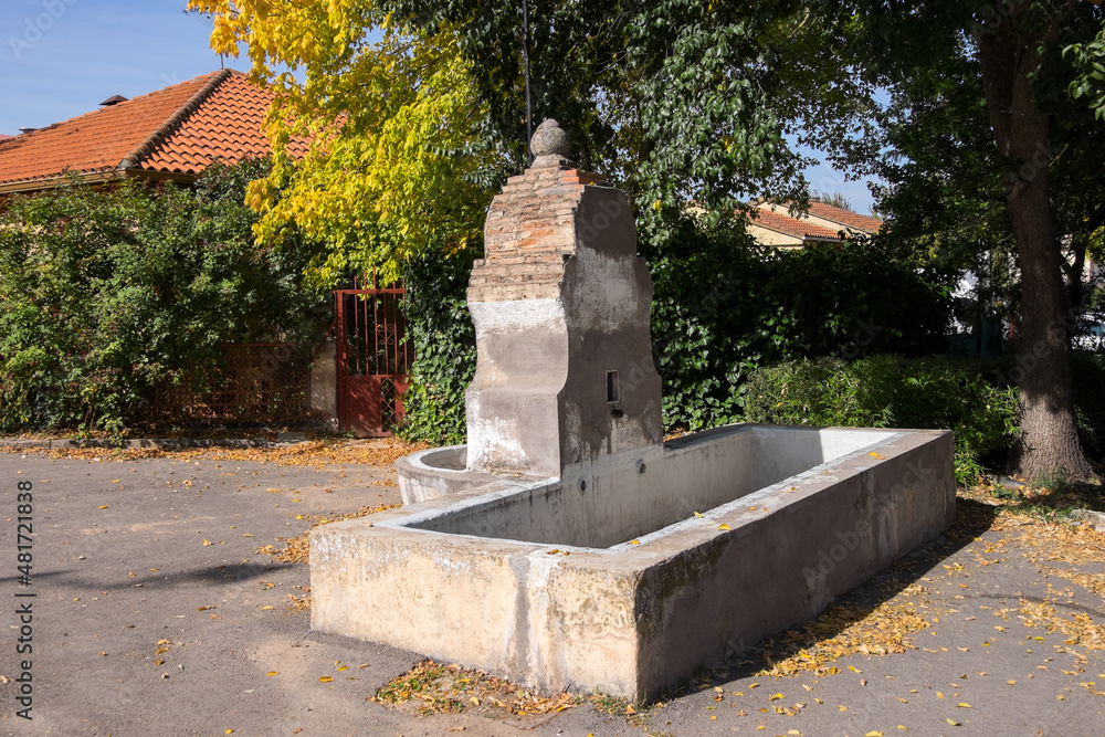 Antigua fuente de agua en el camino al pueblo de Torre Burgo en la provincia de Guadalajara, España