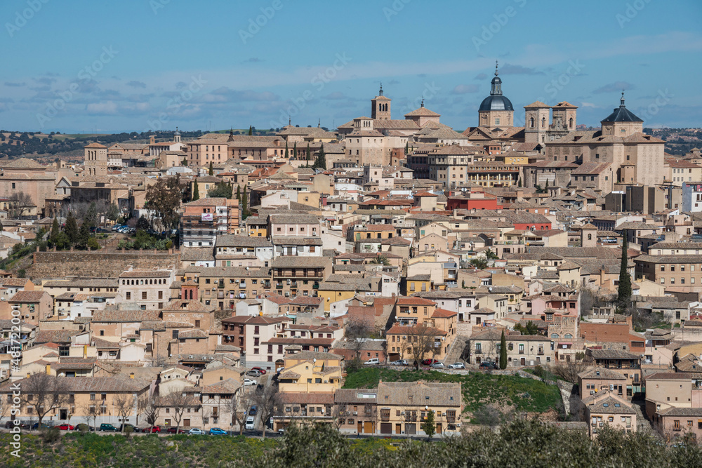 Vista de la histórica ciudad de Toledo desde el mirador del Valle, en la región de Castilla - La Mancha, España