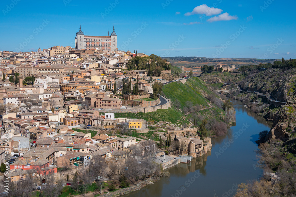 Vista del río Tajo y de la histórica ciudad de Toledo en la región de Castilla - La Mancha, España